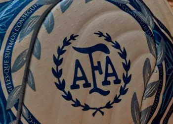 La AFA presentó la Argentum Gambeta, la nueva pelota del fútbol argentino