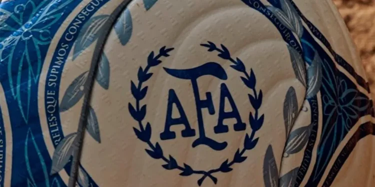La AFA presentó la Argentum Gambeta, la nueva pelota del fútbol argentino