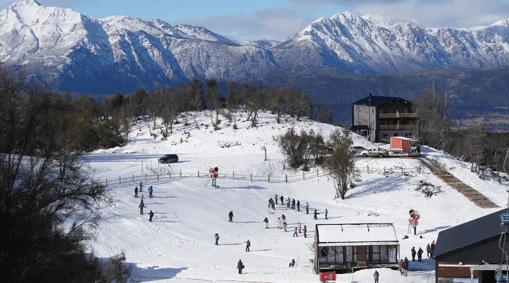 Incertidumbre en Las Leñas: la falta de nieve pone en duda el inicio de la temporada