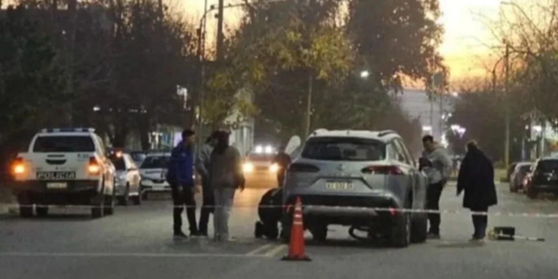 Dramático siniestro vial en Caucete: una ciclista fue rescatada de debajo de una camioneta