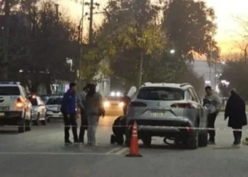 Dramático siniestro vial en Caucete: una ciclista fue rescatada de debajo de una camioneta