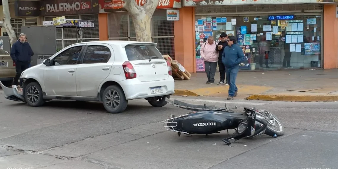 Violento choque en el microcentro: una motociclista fue hospitalizada tras colisionar en una esquina conflictiva