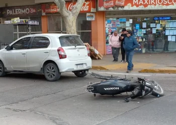 Violento choque en el microcentro: una motociclista fue hospitalizada tras colisionar en una esquina conflictiva