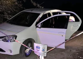 Un menor armado sustrajo un vehículo a punta de pistola y lo abandonó con daños en la vía pública