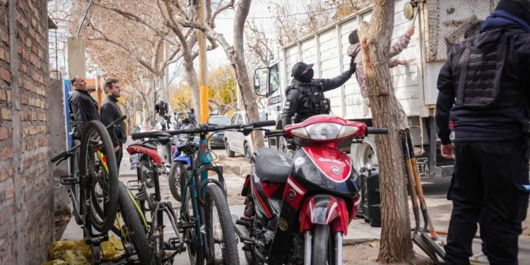 Histórico golpe a la delincuencia en Santa Lucía: desbaratan un colosal aguantadero y secuestran un botín oculto en una cueva subterránea
