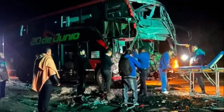 Tragedia en la Ruta 9: un colectivo sanjuanino chocó contra un camión en Salta y hay un muerto y 24 heridos
