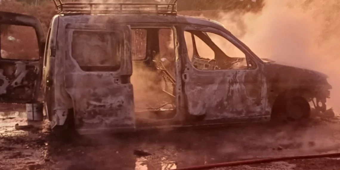 Una camioneta de la Policía Federal quedó destruida tras un voraz incendio en Pocito