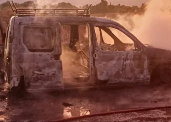 Una camioneta de la Policía Federal quedó destruida tras un voraz incendio en Pocito