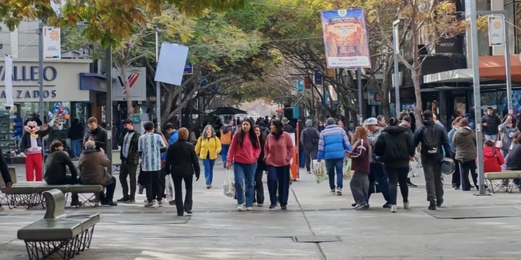 Día del Padre con aire fresco y un mensaje picante en San Juan: se escribe un nuevo capítulo de la interna comercial