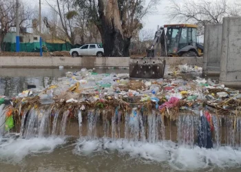 Postales de la desaprensión: retiran 15 toneladas diarias de basura acumulada en un canal sanjuanino