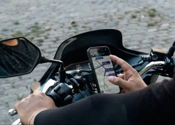Emboscada en el barrio Valle Grande: pidieron un viaje por Uber Moto y asaltaron al chofer a pedradas