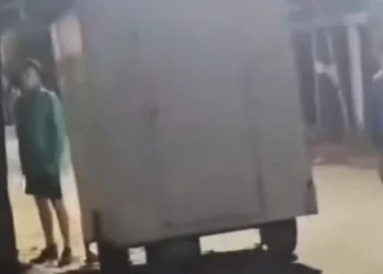 Filmaron una feroz interna en el Barrio Costa Canal II: las imágenes del violento cruce