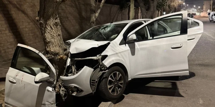 Tragedia en Trinidad: chocó de atrás a una camioneta, impactó contra un árbol y murió en el acto