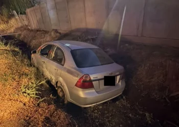 Se quedó dormido al volante, pasó de largo y terminó con su auto en un zanjón