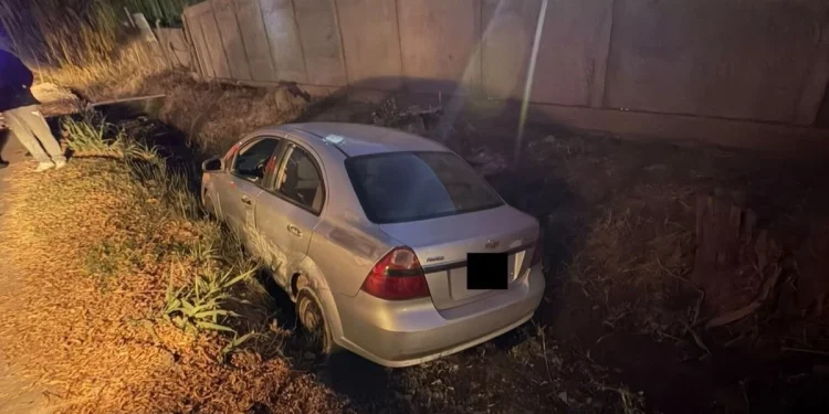 Se quedó dormido al volante, pasó de largo y terminó con su auto en un zanjón