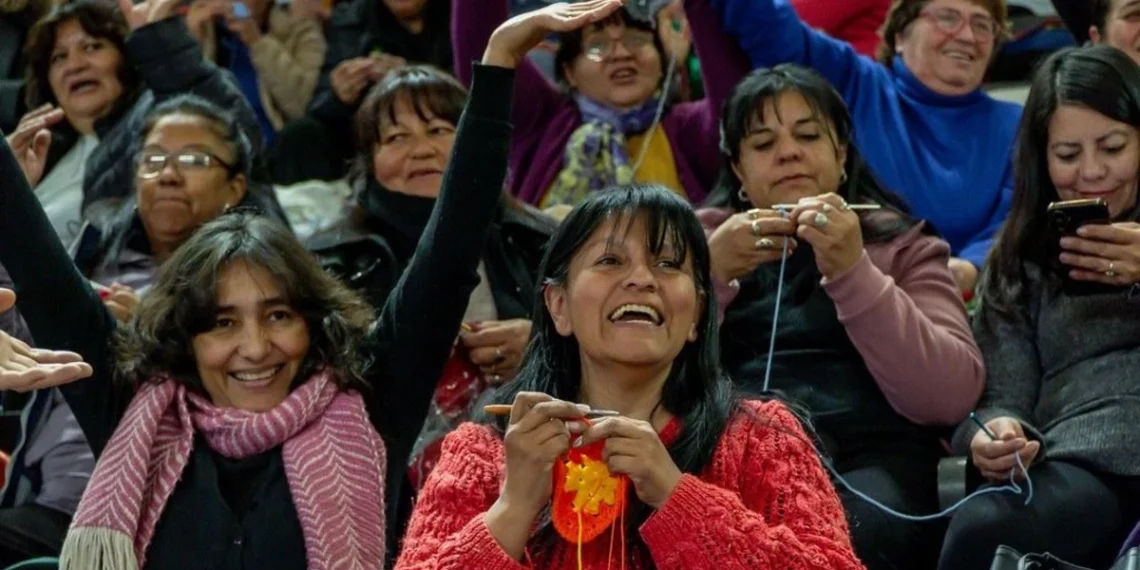 Solidaridad que abriga: más de 500 tejedores sanjuaninos confeccionaron 60 mantas en homenaje a Doña Paula Albarracín