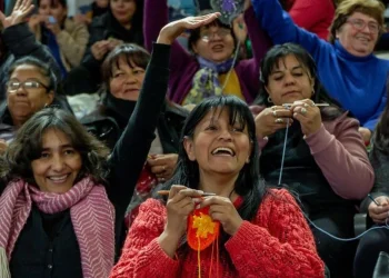 Solidaridad que abriga: más de 500 tejedores sanjuaninos confeccionaron 60 mantas en homenaje a Doña Paula Albarracín