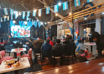 Baja asistencia en bares sanjuaninos tras el debut de Argentina y críticas al mensaje policial