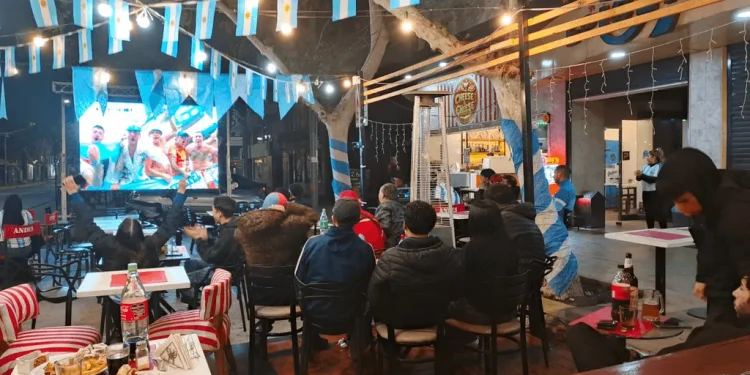 Baja asistencia en bares sanjuaninos tras el debut de Argentina y críticas al mensaje policial