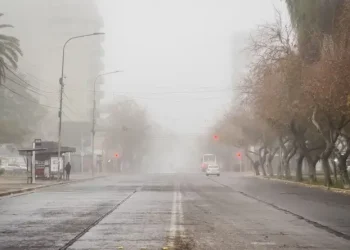 Viernes a ciegas: una inédita niebla sorprendió a San Juan y obligó a cambiar el chip al volante