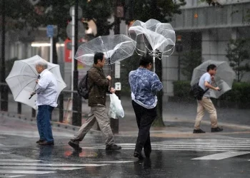 Japón enfrenta una crisis climática por el paso de una tormenta y un ciclón