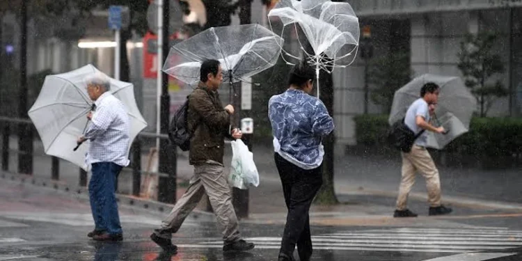 Japón enfrenta una crisis climática por el paso de una tormenta y un ciclón