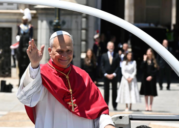 El papa León XIV llegó a Madrid y rompió una histórica ausencia de 15 años