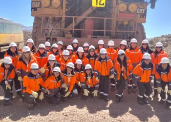 Nueva oportunidad en Veladero: convocan a mujeres para operar camiones fuera de ruta