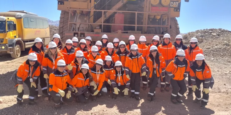 Nueva oportunidad en Veladero: convocan a mujeres para operar camiones fuera de ruta