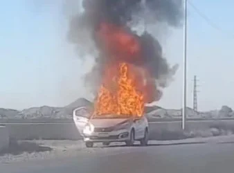 Un vehículo fue devorado por las llamas mientras circulaba por la Costanera