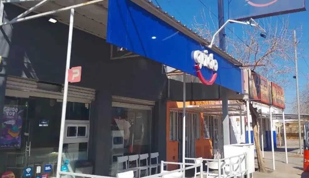 Insólito robo en Rawson: un delincuente asaltó una heladería y se llevó hasta la biblia de la empleada