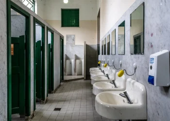 Investigan el hallazgo de restos biológicos en el baño de un CENS en Rivadavia