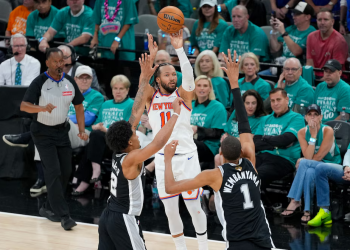A paso firme: los Knicks remontaron un partidazo ante los Spurs y golpearon primero en las Finales de la NBA