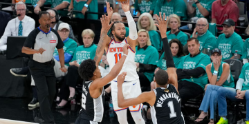 A paso firme: los Knicks remontaron un partidazo ante los Spurs y golpearon primero en las Finales de la NBA