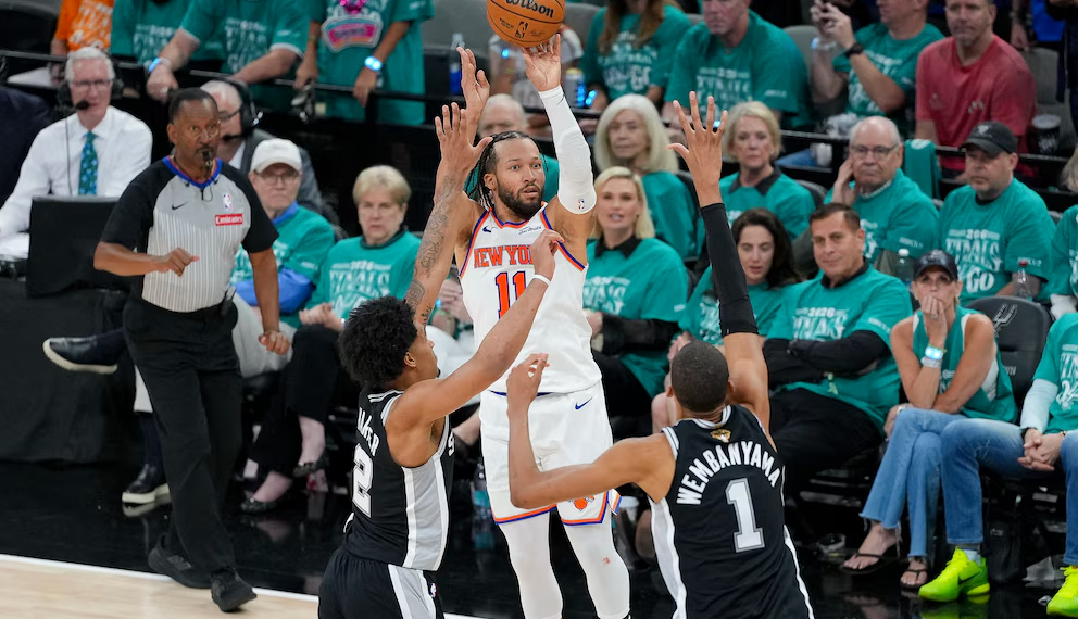 A paso firme: los Knicks remontaron un partidazo ante los Spurs y golpearon primero en las Finales de la NBA