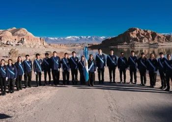 Emoción en Iglesia: Alumnos prometieron lealtad a la bandera con la Cordillera de los Andes nevada como telón de fondo