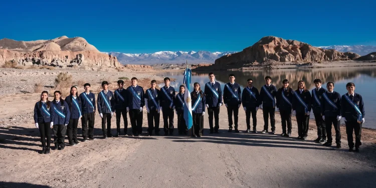 Emoción en Iglesia: Alumnos prometieron lealtad a la bandera con la Cordillera de los Andes nevada como telón de fondo
