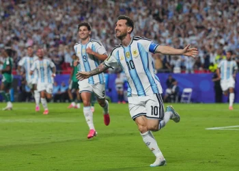 Impresionante debut del campeón: Argentina goleó a Argelia con un Messi histórico