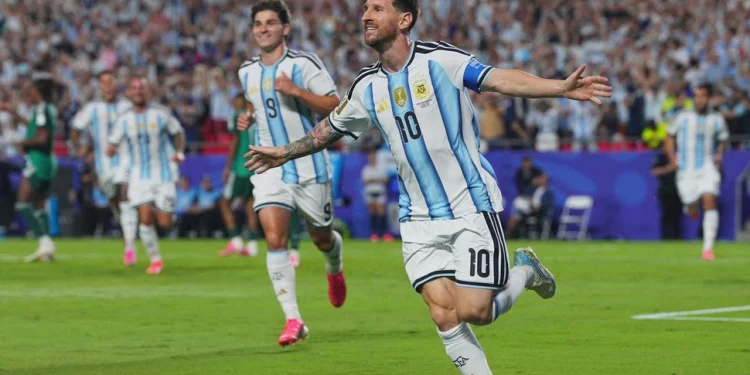 Impresionante debut del campeón: Argentina goleó a Argelia con un Messi histórico