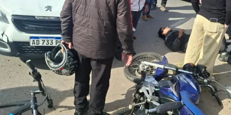 San Juan: Un policía terminó internado tras un fuerte choque en una transitada esquina de Capital