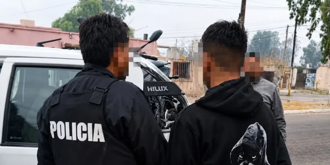 Alerta en San Juan: el descontrolado mercado virtual de uniformes policiales que utilizan los delincuentes