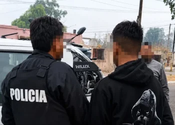 Alerta en San Juan: el descontrolado mercado virtual de uniformes policiales que utilizan los delincuentes