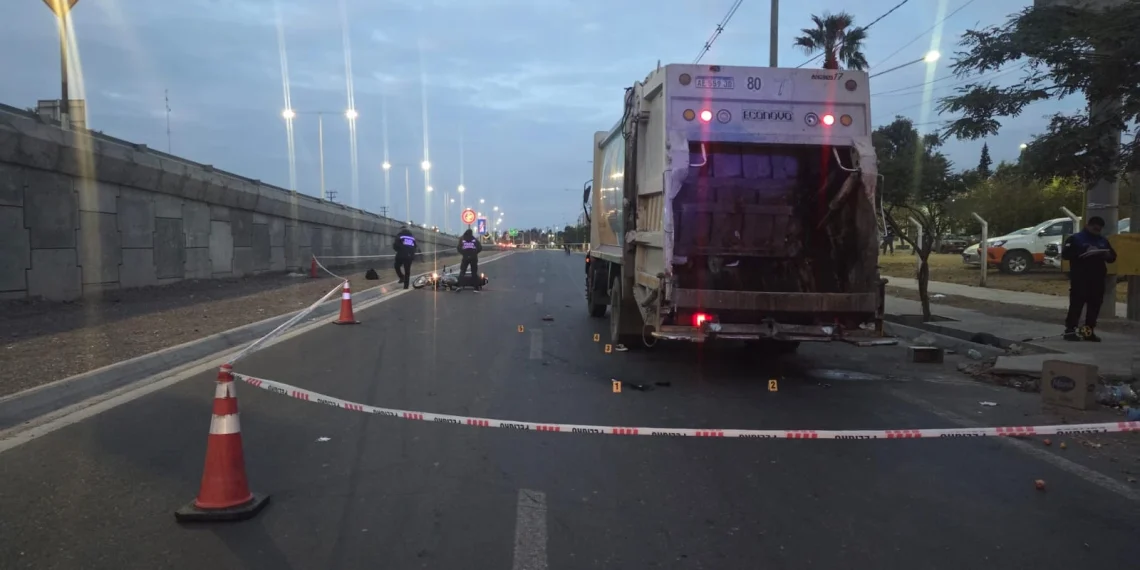 Un impactante choque entre un camión recolector y una moto deja a una policía internada