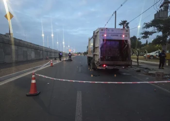 Un impactante choque entre un camión recolector y una moto deja a una policía internada