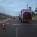 Un impactante choque entre un camión recolector y una moto deja a una policía internada