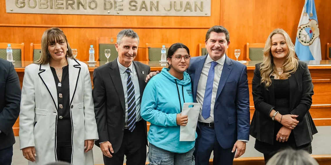 Orrego encabezó una entrega de audífonos y anteojos que transforma la vida cotidiana de las familias