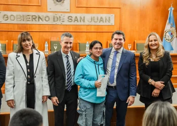 Orrego encabezó una entrega de audífonos y anteojos que transforma la vida cotidiana de las familias