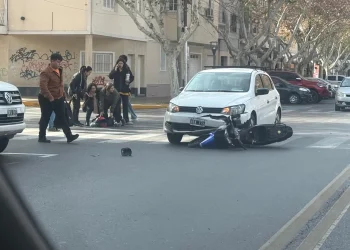 Siniestro vial en Capital: asistieron de urgencia a un motociclista tras un fuerte choque