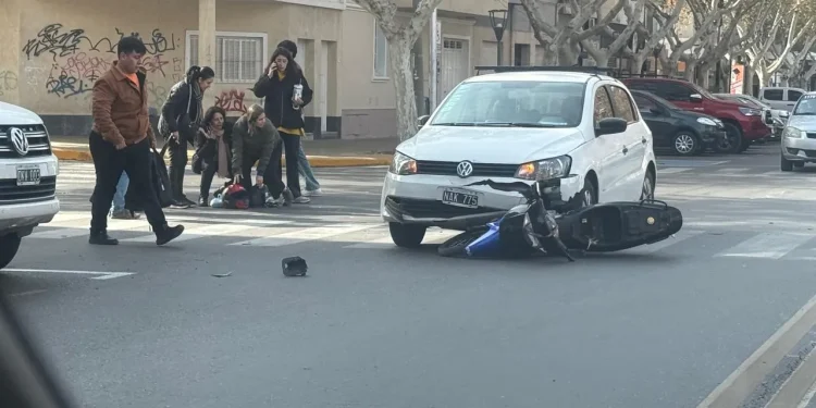 Siniestro vial en Capital: asistieron de urgencia a un motociclista tras un fuerte choque