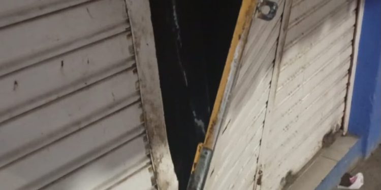 Madrugada de furia en Rawson: desvalijaron un local de chacinados y tres delincuentes cayeron en Flagrancia
